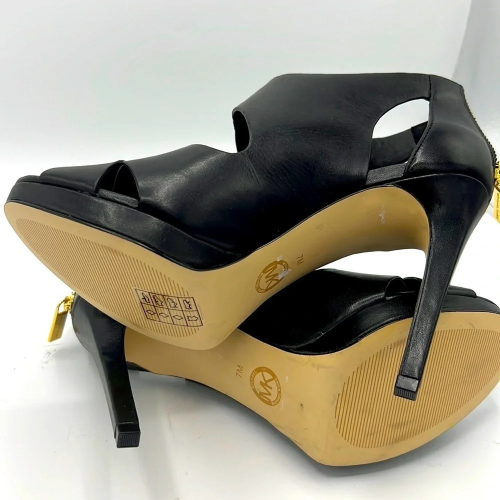 Michael Kors high heel  shoes in great condition.size 7.